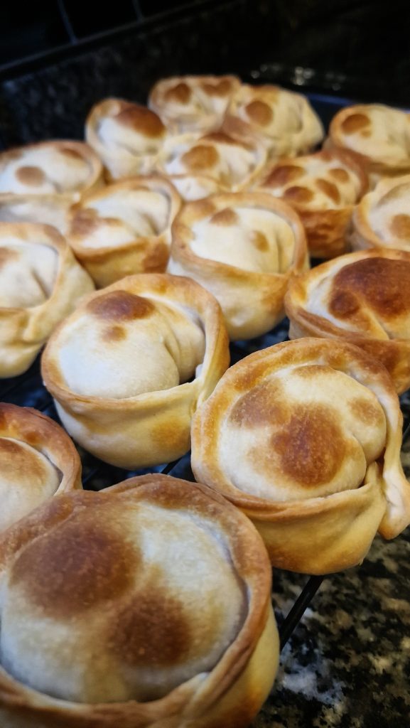 Empanadas de choclo y salsa blanca